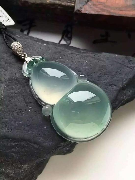 三看水。水即翡翠的透明度。王振升说,种好的,水就好,比如玻璃种的水就比冰种的水要好。