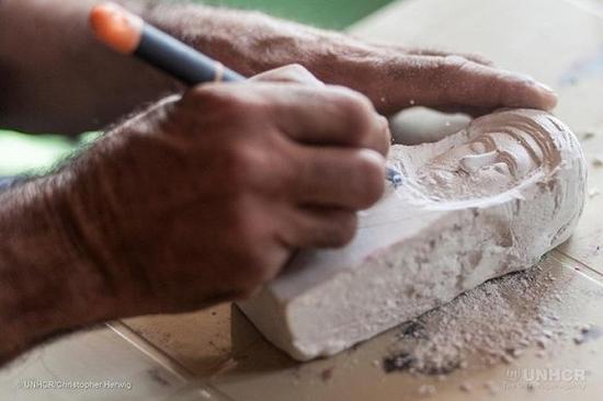 纷飞的战火中 难民们用艺术重建叙利亚的伟大