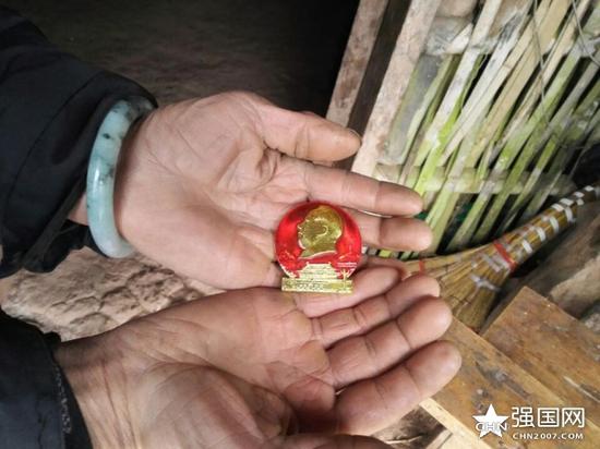 收藏千枚毛泽东像章 举债数万住茅草屋