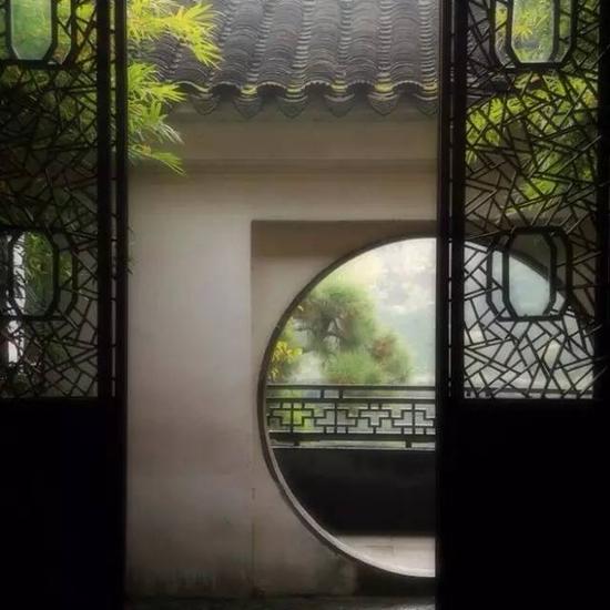 在中国传统建筑中,“圆”有着广泛的运用,最具代表性的便是园林中的洞门。