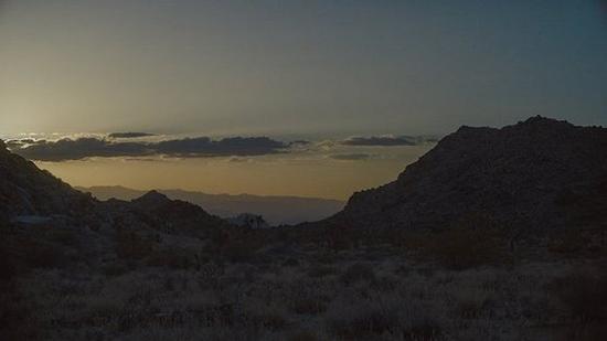 万籁俱静时 这位画家画出了月光下沙漠作品_当