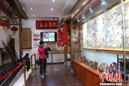 图为市民在参观柳州市桂饼文化博物馆时拍照纪念 林馨 摄