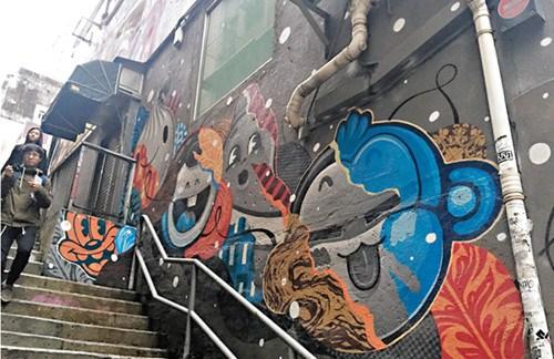 香港上环试点串连街头涂鸦及画廊。图自香港《文汇报》