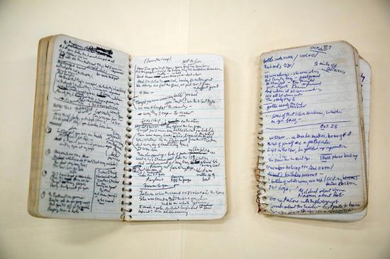 写有迪伦1975年专辑《音轨上的血痕》中歌词的笔记本。