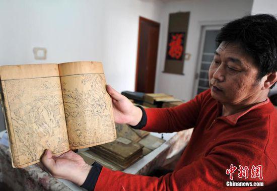 3月17日，赵无双在家中展示他珍藏的各种古籍。赵无双是河北石家庄一位古籍收藏爱好者，20年来凭着对线装书的热爱，他收集了近千部古籍，其中明清以来木板雕刻小说400多部，其它古籍约600部，成为圈内颇有名气的藏家。