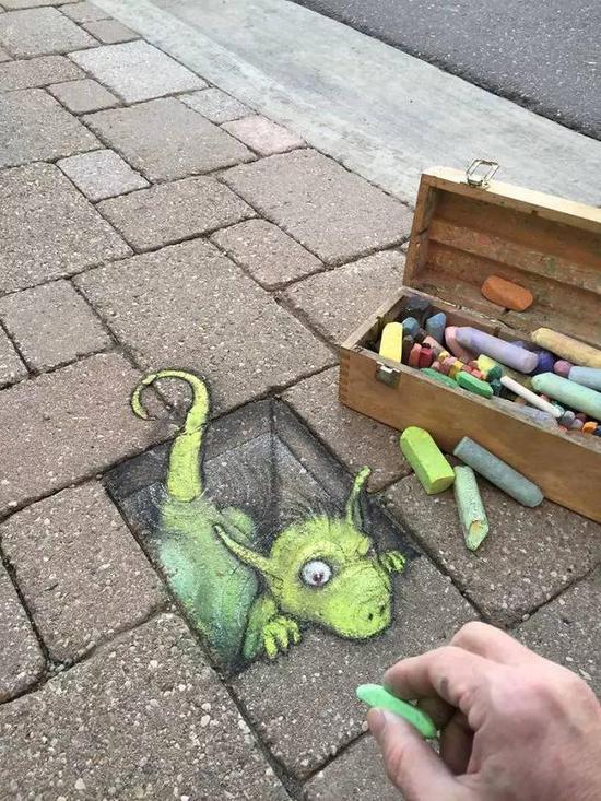 而把这些小动物带到街头的,是粉笔画艺术大师david zinn.