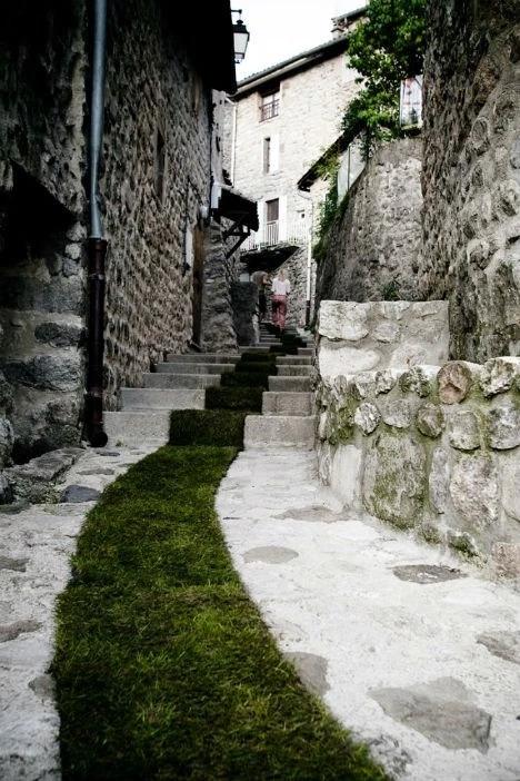nature-street-art-grass-carpet-2-468x702.webp