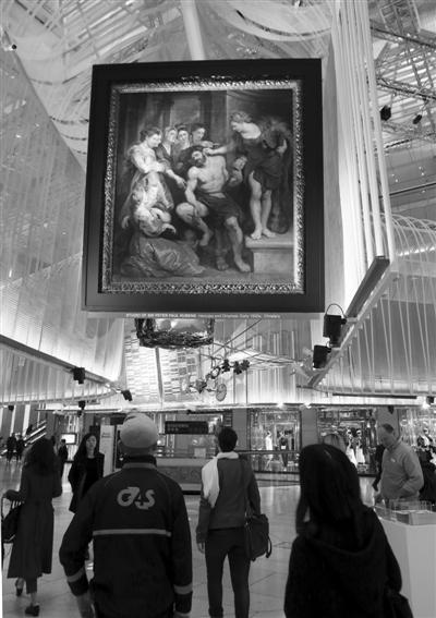 3月22日，观众在中环置地广场中庭举办的空中艺术展上欣赏艺术大师彼得·保罗·鲁本斯的名作。