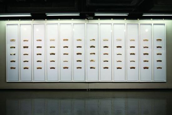 谭勋 《六十个纸杯》 一次性纸杯、茶,6mx2.2m 2010-2012