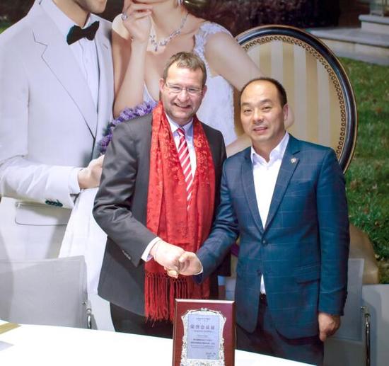 (图:婚戒设计领导者千年珠宝全新一代钻石婚戒薰衣草·QUEEN发布会)