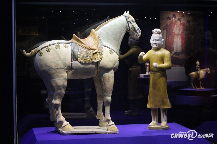 武则天孙子节闵太子李重俊墓出土的三彩马和牵马俑