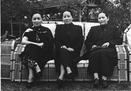 1942年4月17日，宋美龄、宋蔼龄、宋庆龄（左起）出席中美文化协会赠送会“海鹰图”茶会。（资料）