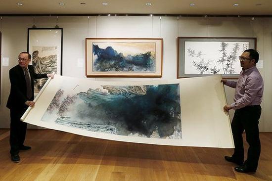 在香港苏富比中国书画拍卖会预展中展示的张大千《桃源图》