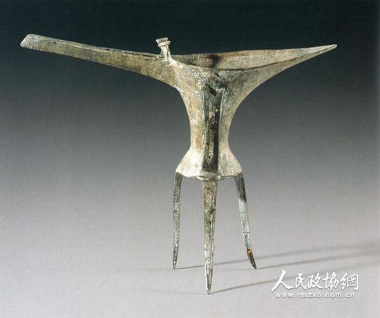 夏代乳钉纹铜爵，1975年出土于偃师二里头遗址，现藏于洛阳博物馆。_副本