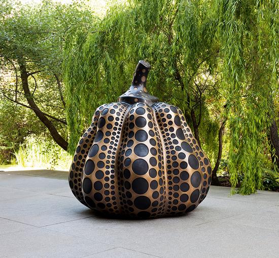 草间弥生，《南瓜》（2013）图片：? Yayoi Kusama， courtesy Yayoi， Kusama Studio Inc。， Ota Fine Arts， Tokyo/Singapore and Victoria Miro， London。