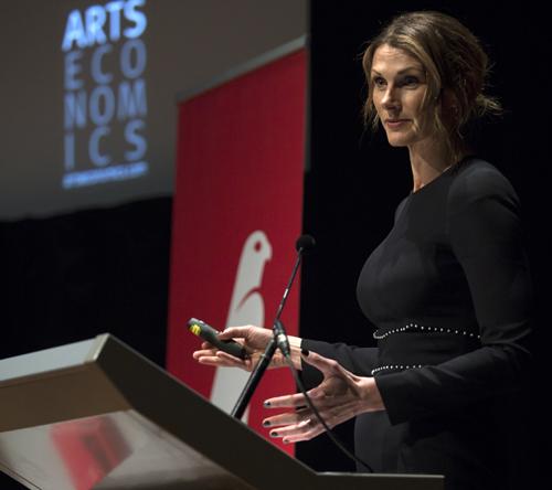 ����������˰���³��Clare McAndrew��