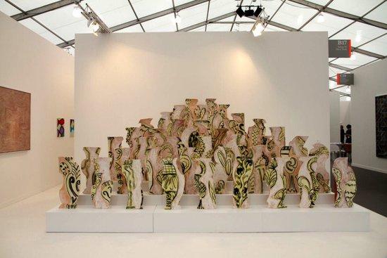 贝蒂·伍德曼（Betty Woodman）在沙龙94画廊展位上的作品《伊奥里亚金字塔》。图片：致谢Sarah Cascone