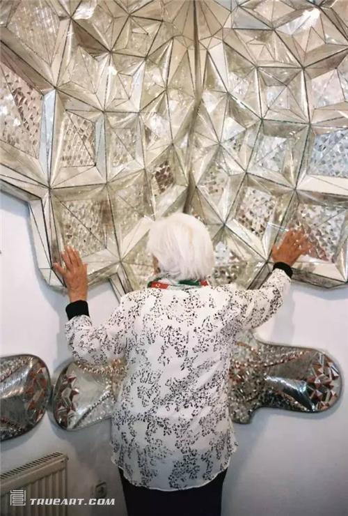 91岁伊朗女艺术家用4万块碎玻璃拼出的梦幻世界