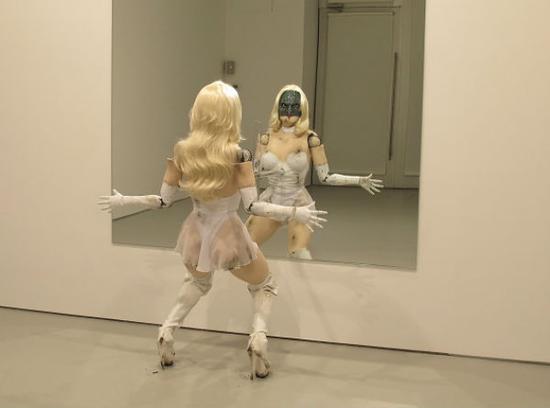 乔丹·沃尔夫森在卓纳画廊展出的电动雕塑。 图片：Rozalia Jovanovic. 