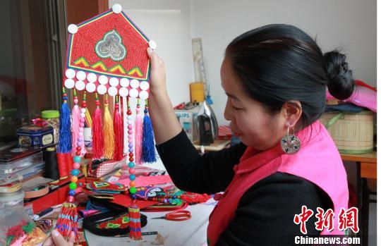 图为瑙尔姬斯手工制作的饰品。　刘玉桃 摄