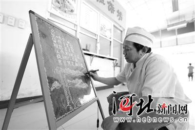 王俊周正在煎饼坊门前的小黑板上画迎客松。