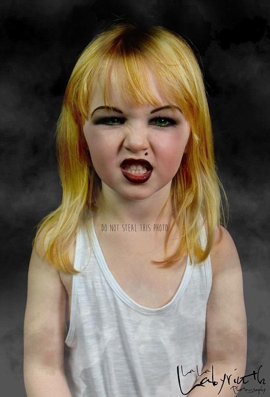 摄影师将小孩扮成僵尸娃娃 鬼魅笑容吓坏人_海