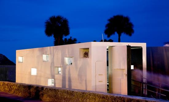 扎哈·哈迪德为2006年巴塞尔迈阿密海滩艺术展特意设计的多功能展示亭。 图片：Courtesy of Kenny Schachter