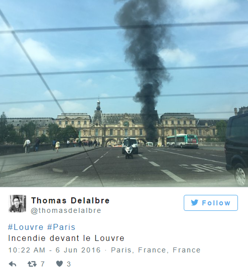 Twitter内容：#Louvre #Paris卢浮宫门前发生了火灾。9：22AM-6 JUN 2016　图片：Via Twitter @thomasdelalbre
