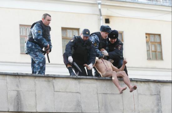 彼得·帕弗伦斯基在莫斯科的Serbsky 精神病研究中心的围墙上割下耳垂后被警察逮捕 图片： Oksana Shalygina's Facebook