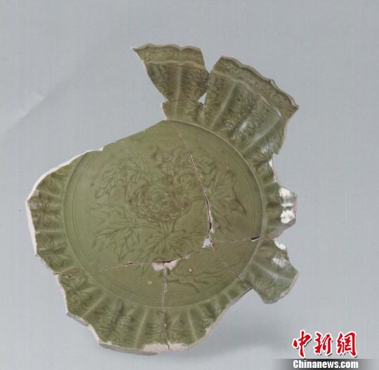 刻花折枝芙蓉纹菱口折沿盘 金华市博物馆 摄 刻花折枝芙蓉纹菱口折沿盘 金华市博物馆 摄