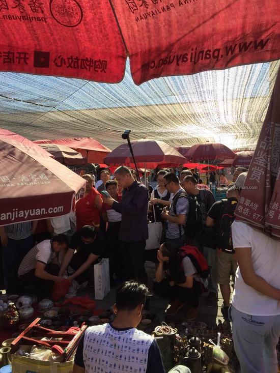 马未都又现潘家园 花了1万2都买了啥_藏趣逸闻