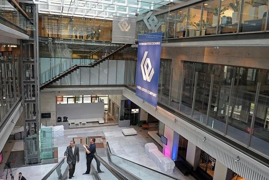 2010年11月9日，波兰华沙证券交易所的内景。华沙证券交易所股票随着他的开市上涨，标志着后共产主义的波兰成为了中欧最大的股票交易地，从计划经济成功地转向了市场经济。图片： JANEK SKARZYNSKI/AFP/Getty Images