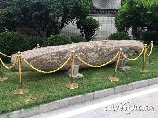 被网友称为“第一低调文物”的汉代石鲸鱼，出于保护的原因近期被陕西历史博物馆搬迁到了陆地上。