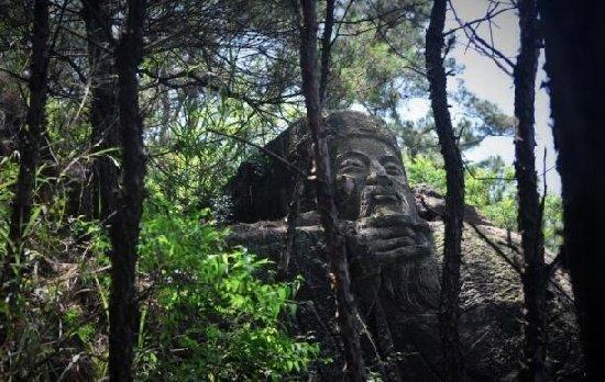 驴友进山探险 竟然发现废弃佛像雕刻