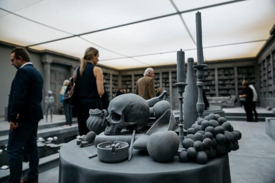 汉斯·欧佩·比克（Hans Op de Beeck），《藏家之屋》（2016）　图片：Courtesy of Marianne Boesky Gallery， Galleria Continua， and Galerie Krinzinger， Art Basel Unlimited， 2016。