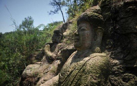 驴友进山探险 竟然发现废弃佛像雕刻