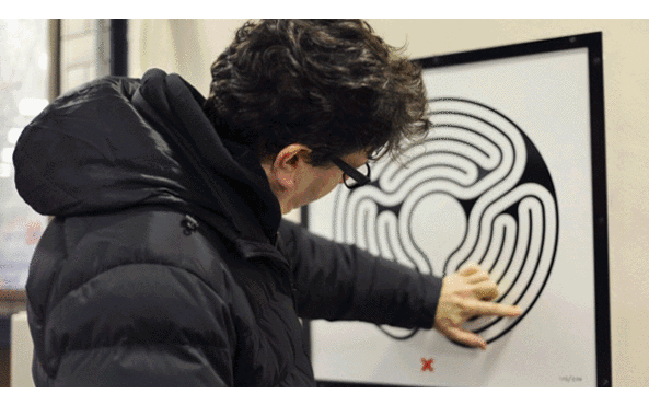 马克·渥林格(Mark Wallinger)2013年为庆祝伦敦地铁成立150周年,为伦敦270个地铁口创作了270件”黑白迷宫”,摄影:Thierry Bal (点击“阅读原文”查看马克·渥林格“迷宫系列”纪录片)