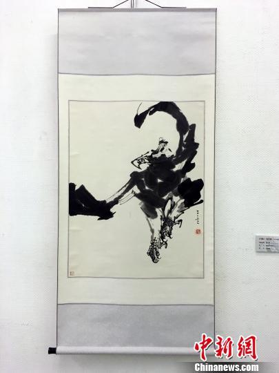 《天马腾云·戈翁写逸》丁二兵书画展23日在北京中国国家画院美术馆开幕。图为丁二兵的代表画作《鹰之舞》。　张晓曦 摄