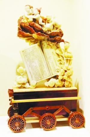7月10日，第三届“中国当代工艺美术双年展”将在国家博物馆南1-南4、北1-北4展厅展出。展览将展出国家级工艺美术大师、国家级非物质文化遗产传承人和中青年工艺美术创作人员近年来创作的700余件优秀作品。本届展览由“承古启今、巧夺天工”与“薪火相传、演绎华彩”两大篇章组成。