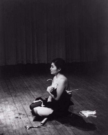 小野洋子1964年在东京草月会馆首次发表的激进的行为艺术“切片”（Cut Piece）现场