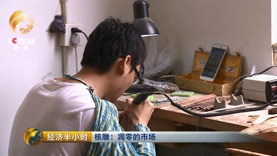 不仅是其它行业的工匠转行做核雕，连原来没有任何手艺的外行人也纷纷开始雕刻橄榄核。