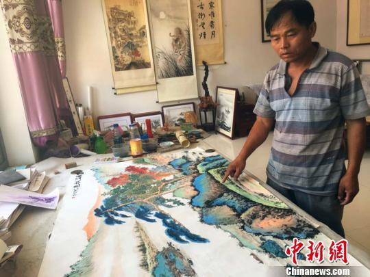 河北农民痴迷画画被称“不务正业”作品远销多个画廊