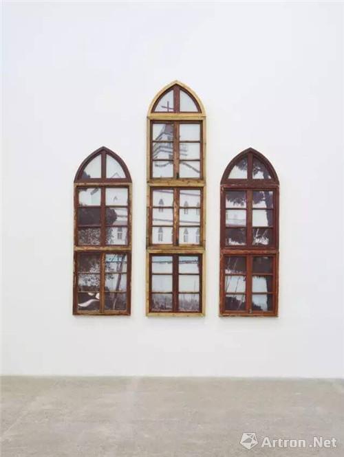 李青 《乡村教堂》(未完成), 350×90cm×1,250×90cm×2 , 木、有机玻璃、油彩, 2016