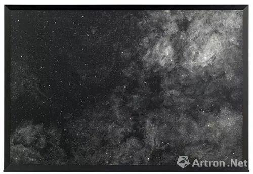 倪有鱼 《尘埃(Thomas_Ruff:17h_15m-30°)》, 193.5X282X14cm, 木质黑板,粉笔,胶等综合材料,2016