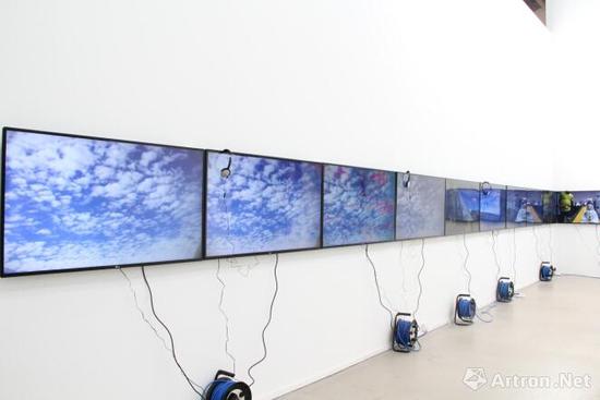 木木美术馆“险怪:绘画的普世性”群展上展出作品:Oscar Murillo 《Jetlag》 录像11 2013-2014