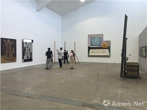 2016年5月7日，当代唐人艺术中心开幕的群展“出墙——面对装置诱惑的绘画”展览现场