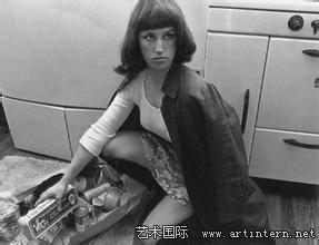 辛迪·雪曼（Cindy Sherman）《无题电影剧照》（Untitled Film Still）（1977-1980）（图6）