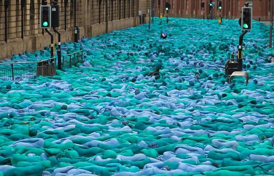 被涂成了蓝色的全裸志愿者们躺在英格兰赫尔市的街上 图片：. Photo by Jon Super/AFP courtesy of Getty Images.