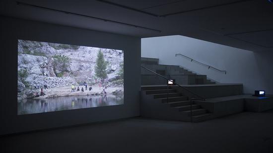 梁玥，《山中的美术馆》，多屏影像。图片：致谢艺术家及四方当代美术馆