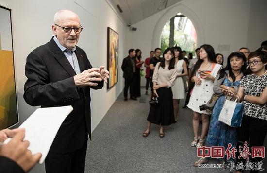 策展人罗兰·艾格 Lorand Hegyi 给媒体记者讲解作品